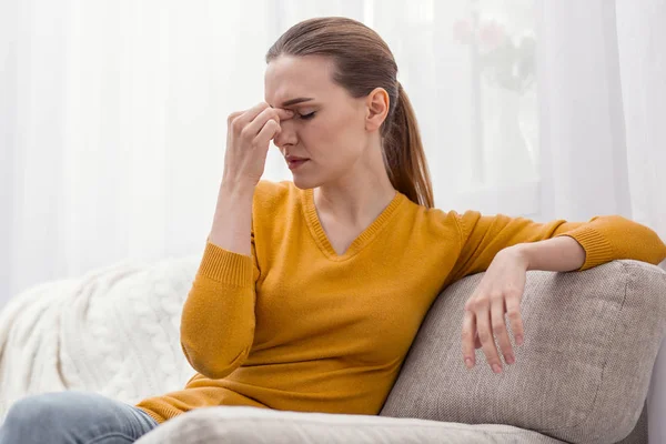 Aantrekkelijke uitgeput vrouw rust nodig — Stockfoto