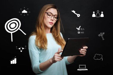 Bir tablet tutarak ve düşünceli bakarak akıllı işveren