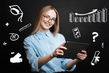 Zeki öğrenci mezun için hazırlanırken bir tablet holding
