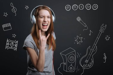 Duygusal kadın dilini ve bir keçi jest gösterilen