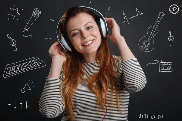 Positiv kvinna mår bra medan du lyssnar på härlig musik — Stockfoto