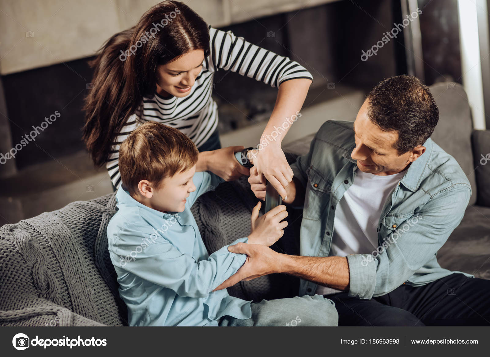 Строгие родители забирают телефон у сыновей — Стоковое фото © Dmyrto_Z  #186963998