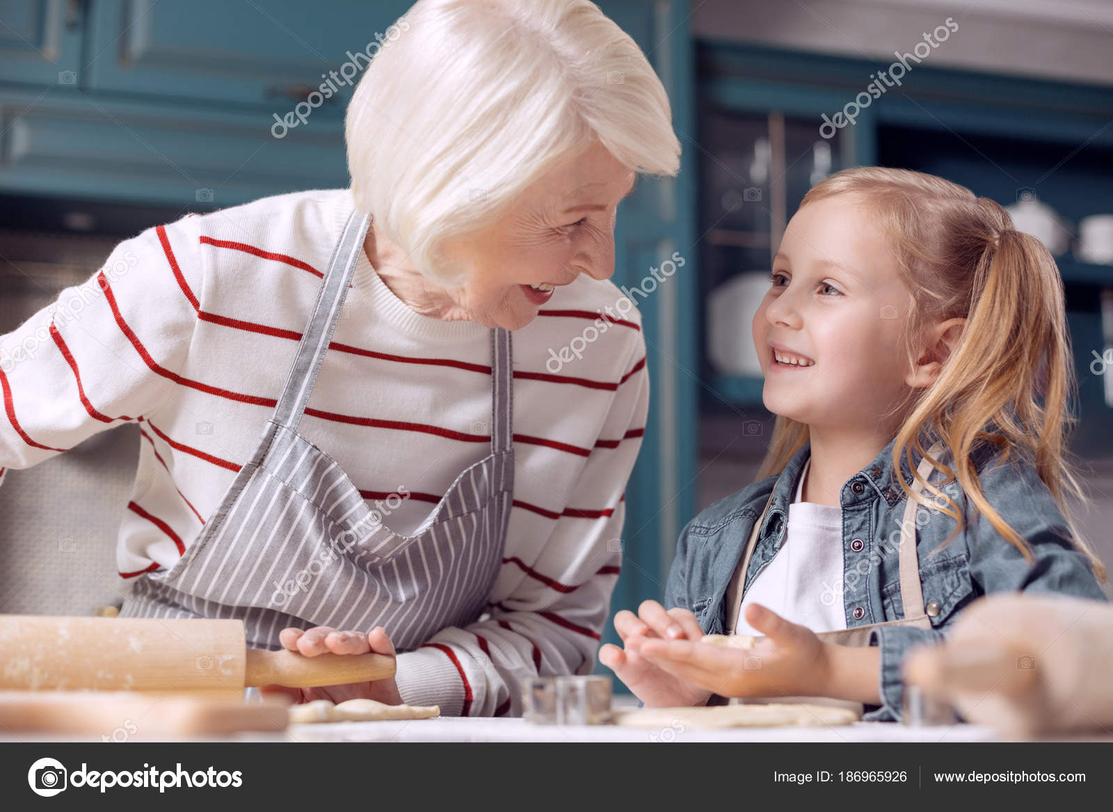 Avó e neta discutindo a fabricação de biscoitos fotos ...