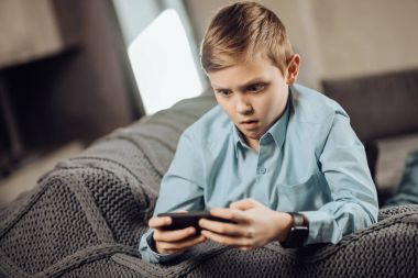 Pre-teen çocuk fena halde oyun sonucu hakkında şok