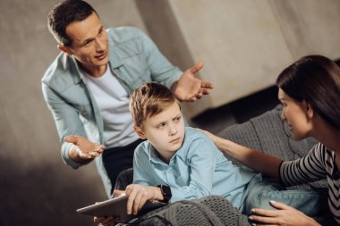Pre-teen çocuk anne ve onun oyun kesintiye uğratmasını apaçık