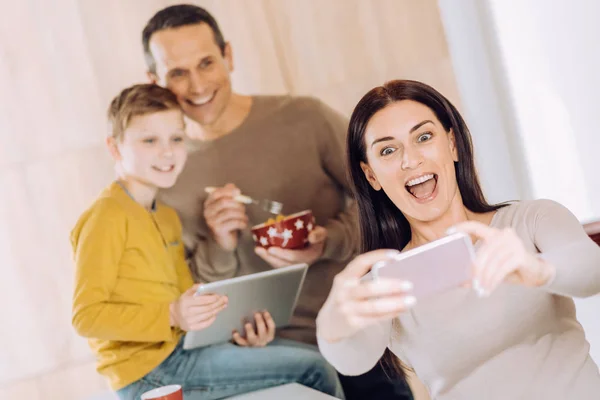 Mujer alegre tomando selfie de su familia — Foto de Stock