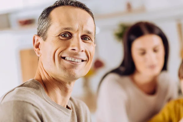 Close up van charmante jonge man die zich voordeed in keuken — Stockfoto