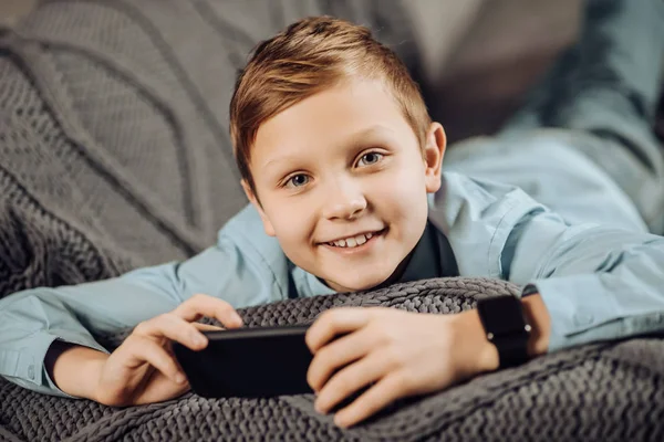 Primo piano di pre-teen ragazzo giocare sul suo telefono — Foto Stock