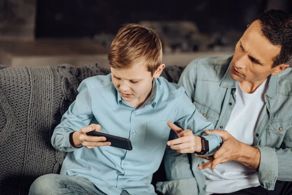 Molesto padre tratando de tomar hijos teléfono de distancia — Foto de Stock