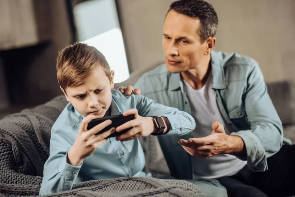 Strict pai tentando fazer filho parar de jogar — Fotografia de Stock