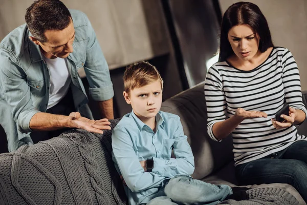 Giovani genitori educare il loro figlio offeso — Foto Stock