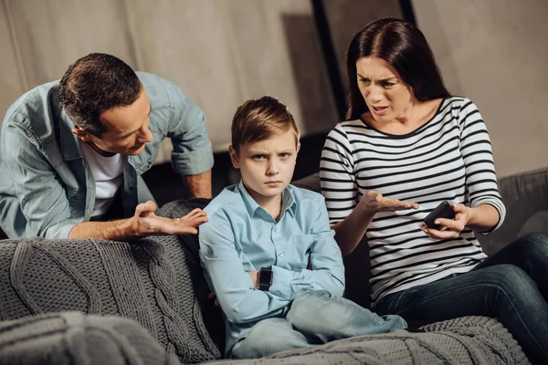 Jonge ouders uitleggen zoon over de nadelen van binge-spelen — Stockfoto