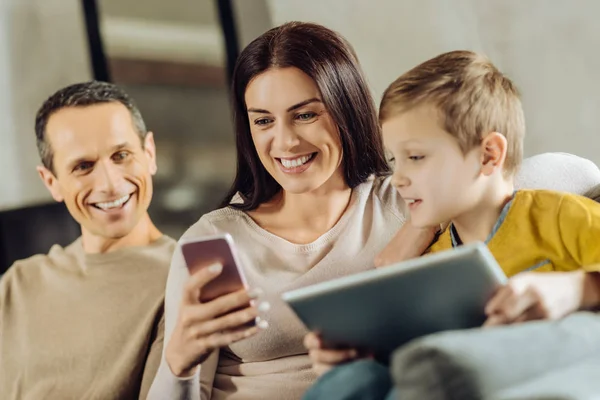 Curieux famille regardant les mères téléphone — Photo