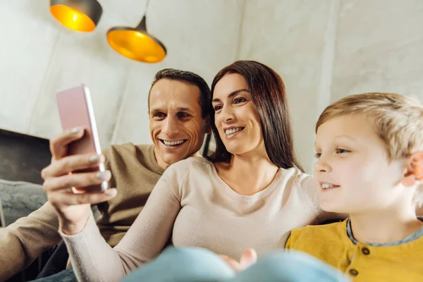 Bonne lecture familiale des mères téléphone ensemble — Photo