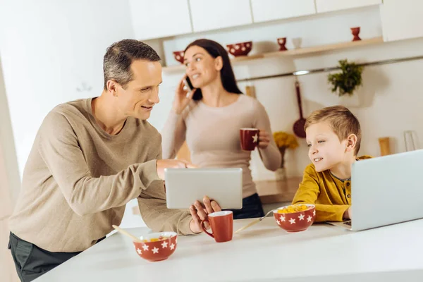 Apa és fia megvitatása videó helyett eszik breakfast — Stock Fotó
