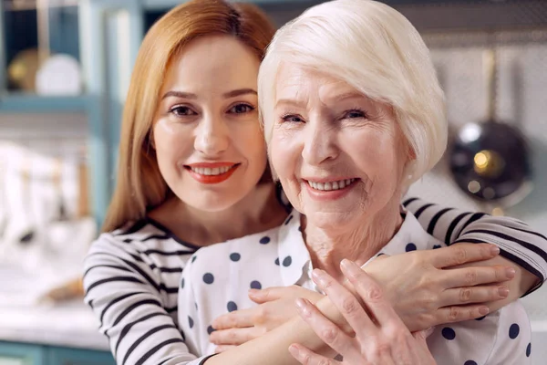 Alegre filha e mãe abraçando e posando — Fotografia de Stock