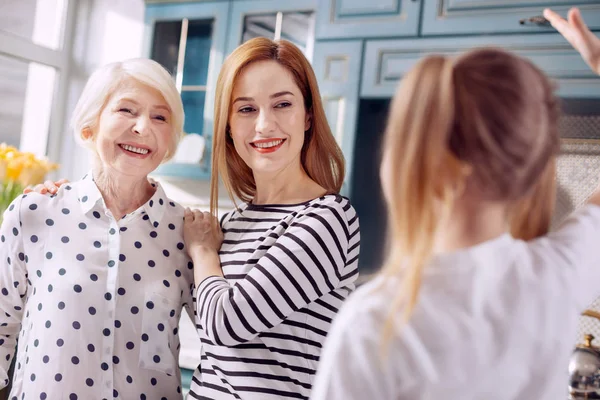 Mãe alegre e avó ouvindo história meninas — Fotografia de Stock