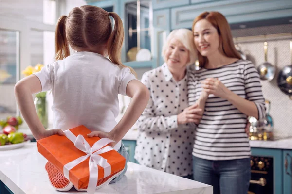 Malá holčička drží dárek pro její matka a babička — Stock fotografie