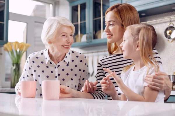 Angenehme ältere Frau teilt Erfahrungen mit Enkelin — Stockfoto