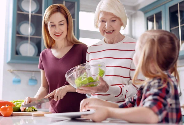 Meisje wordt gevraagd de volgende stappen in salade maken — Stockfoto