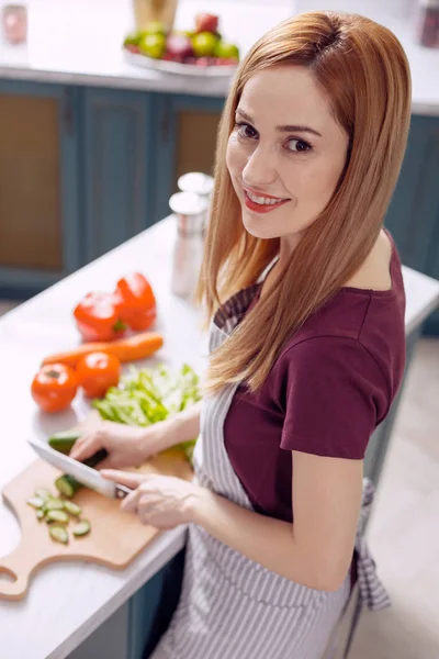 Femeia tânără în șorț face o salată — Fotografie, imagine de stoc