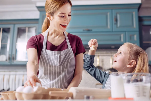 Boldog lány mutatja a lány anyja, csillag alakú cookie — Stock Fotó