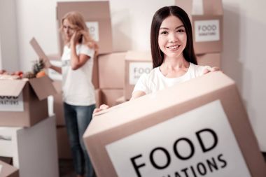 Büyük kağıt kutusu holding neşeli esmer