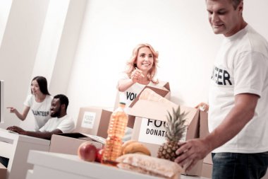 Özenli adam sosyal yiyecek arıyor