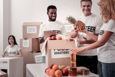 Ürünleri toplama olumlu memnun meslektaş