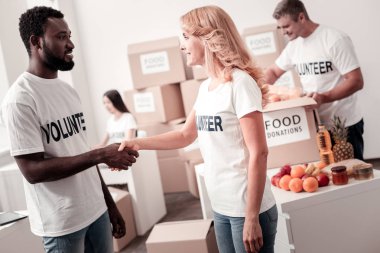 Sevimli sarışın kadın dokunmadan eller ortağı ile