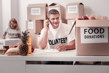 Gizemli gri saçlı adam kutusu bakan