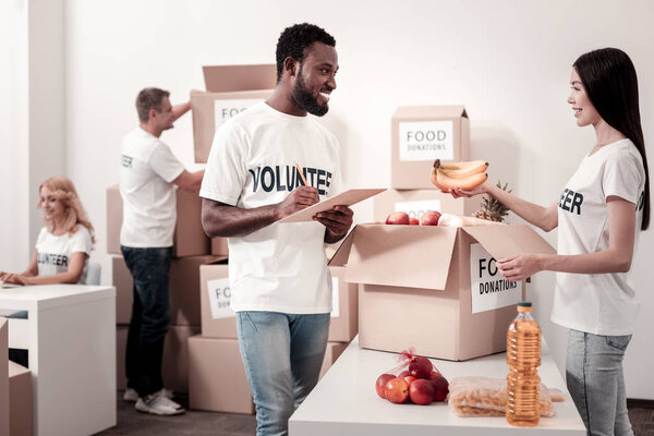 Счастливые люди работают в одной команде
