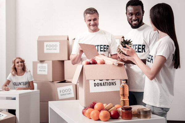 Группа волонтеров с гуманитарной помощью
