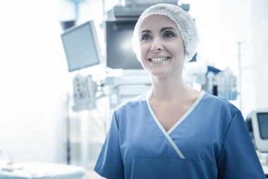 Bir kenara seyir ve gülümseyen memnun güzel doktor.