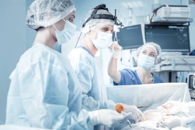 Ayakta ve bir kenara seyir düşünceli ciddi doktor.