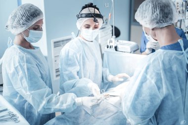 İşgal altındaki dalgalanma ayakta ve bir kelepçe alarak konsantre.