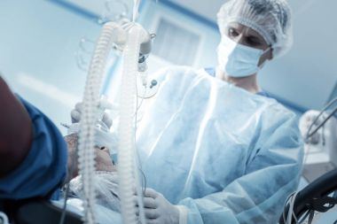 Hasta hasta yalan ve gözlerini kapatma sakin.