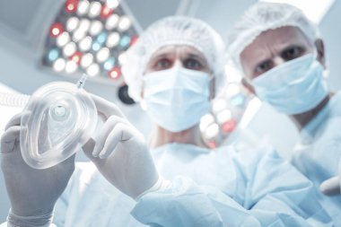 Doktor elinde olmak yararlı oksijen maskesi.
