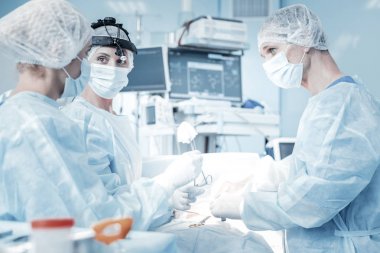 Tarak alarak ve işlem yapmadan nitelikli sorumlu dalgalanma.