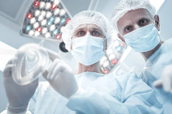 Geconcentreerd verantwoordelijk medics staande voorbereiding voor de operatie. — Stockfoto