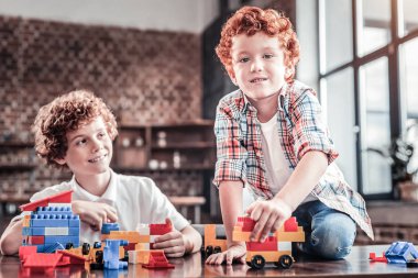 Mutlu pozitif çocuklar eğleniyor