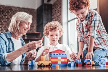 Oluşturucu ile oynarken mutlu pozitif aile ayarla