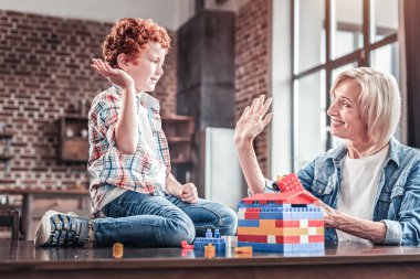 Çak bir beşlik bir neşeli yaşlı kadın