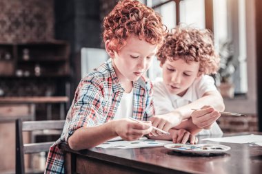 Çok mutlu sevimli çocuklar yaratıcılıklarını ifade