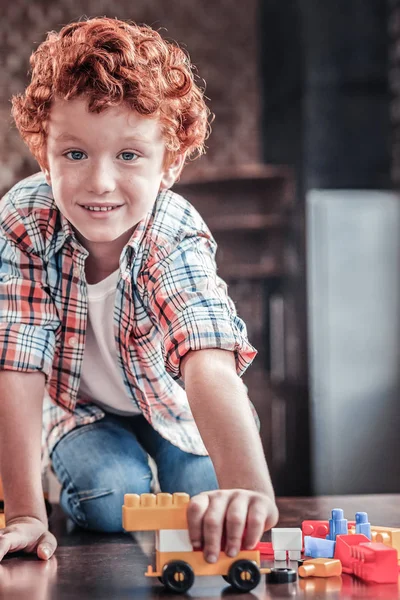 Boldog vidám fiú gazdaság egy játékautó — Stock Fotó