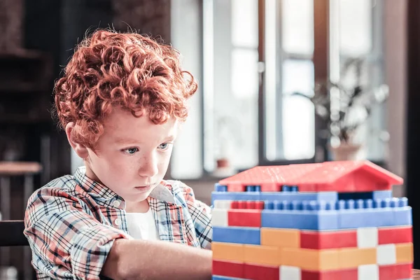 Bom menino inteligente construindo uma casa — Fotografia de Stock