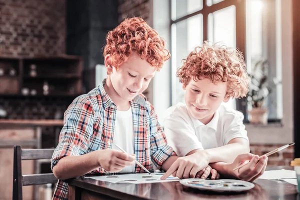 Chicos talentosos positivos pintando un cuadro — Foto de Stock