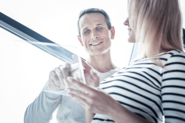 Ayakta ve yeni bir şey bakan samimi hoş ortakları.