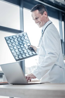 Belgili tanımlık laptop seyir ve x-ray tarama tutan memnun hoş doktor.