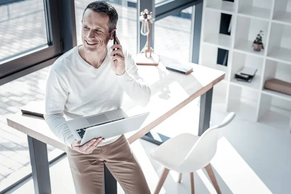 Perspektiv skickliga medarbetare hålla laptop och ringer. — Stockfoto